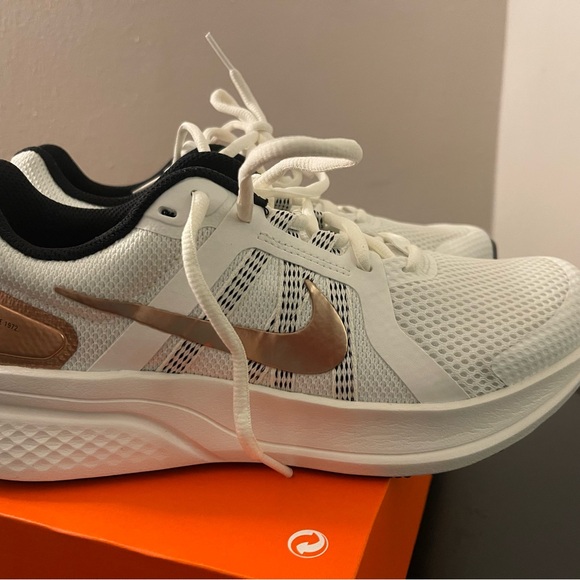 NEW Nike Women's White and Gold Running Shoes Brand New - Picture 3 of 6